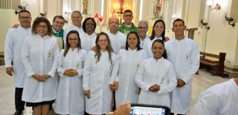 Vicariato Norte investe novos Ministros Extraordinários da Distribuição da Sagrada Comunhão