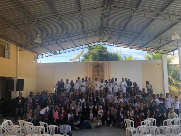Jovens do Vicariato Noroeste participam de encontro de Cerimoniários e Servas do Altar, em São José de Ubá