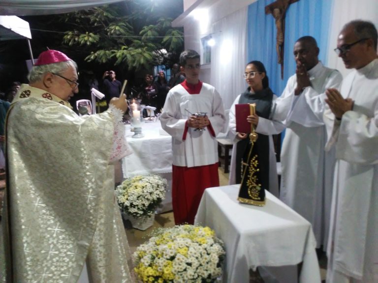 Comunidade Bethânia recebe bispo Dom Roberto Francisco