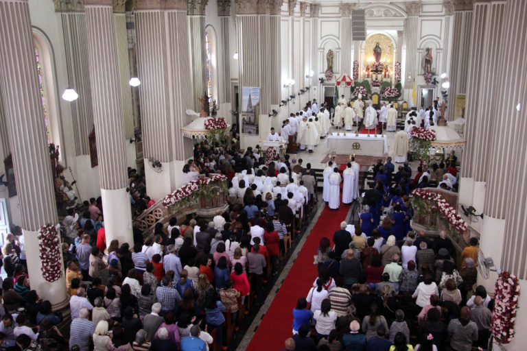Fiéis lotam a Catedral em Missa Solene do Santíssimo Salvador