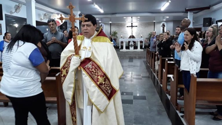 Paróquias Santa Helena e Nossa Senhora de Fátima recebem visita da Cruz Missionária