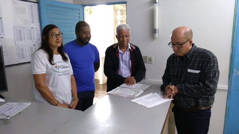 Pastoral da Cidadania em Itaperuna entrega abaixo assinado a CEDAE