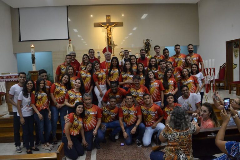 Jovens são crismados na Paróquia São João Batista, em Campos