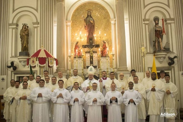 Seminaristas recebem os ministérios de leitorado e acolitato na Catedral Basílica Menor do Santíssimo Salvador