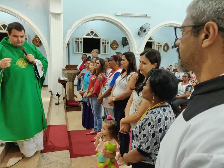 Padre José Flávio empossa Conselho Pastoral da Quase-Paróquia de Barcelos