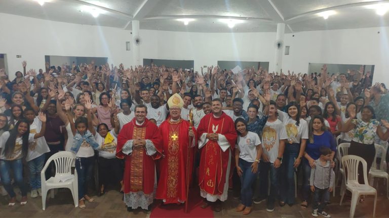 Bispo de Campos ministra sacramento da Crisma na Paróquia São Gonçalo