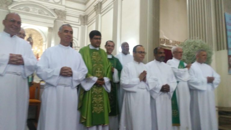 Candidatos ao diaconato permanente recebem o ministério de Leitor e Acólito