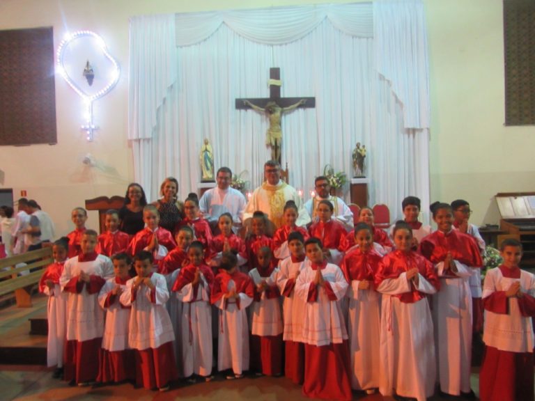 Paróquia São José investe 27 novos coroinhas em Bom Jesus do Itabapoana