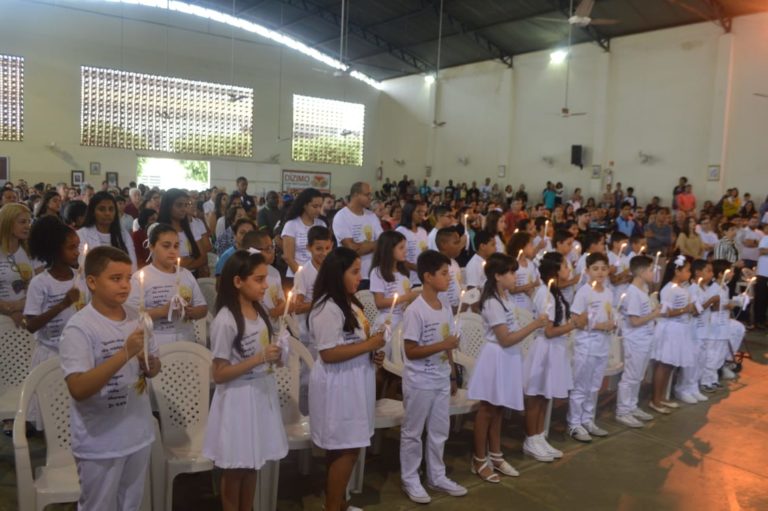 Crianças da Paróquia São José em Bom Jesus recebem pela primeira vez a Comunhão Eucarística