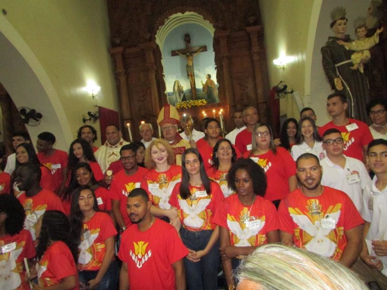 Jovens recebem Sacramento da Crisma na Paróquia Santo Antônio de Guarus