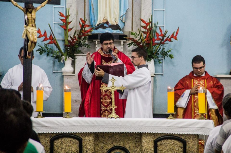 Vigário-geral da Diocese de Campos preside Santa Missa em Baixa Grande e investe novos ministros