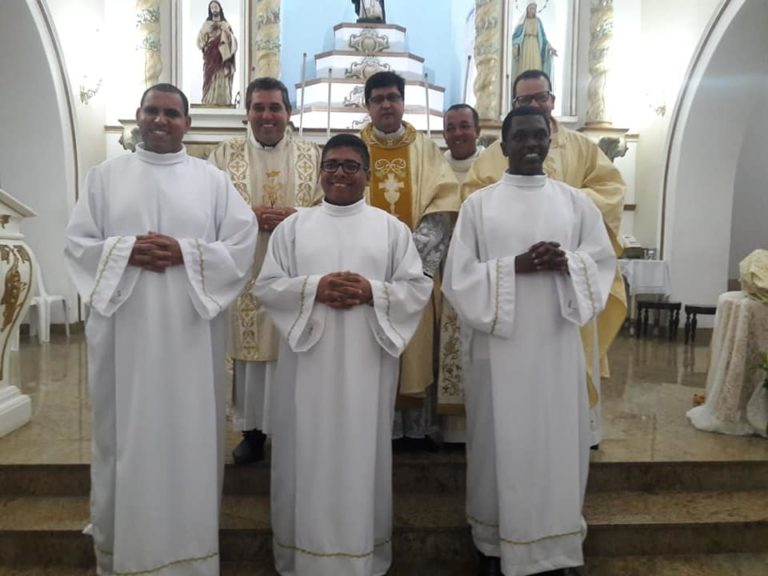 Vigário-geral da Diocese de Campos institui novos leitores em celebração na Igreja São Gonçalo