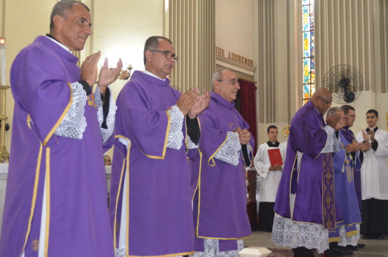 Dom Roberto ordena seis novos diáconos permanentes para a Diocese de Campos