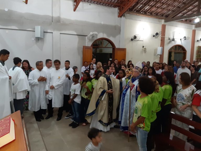 Bispo de Campos administra Sacramento da Crisma a jovens de Miracema