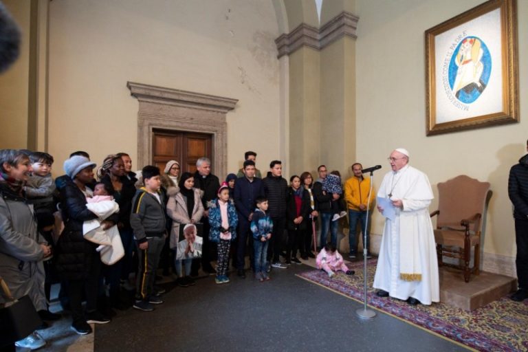 Papa aos refugiados: “A nossa inércia é pecado!”