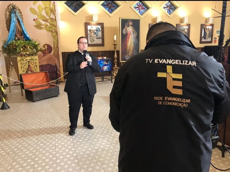 Pe. Renato Redeson inicia atividades na TV Evangelizar