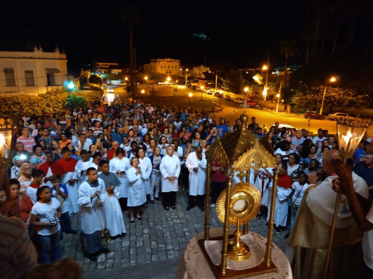 Fiéis participam da Santa Missa de encerramento do Cerco de Jericó, em Miracema