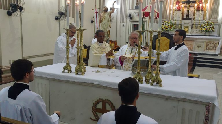 “Não há coronavírus contra a vida da graça e eterna”, afirma Dom Roberto durante Santa Missa da Vigília Pascal