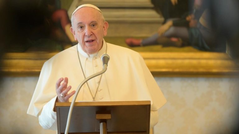 O Papa: a oração é um refúgio diante da onda do mal que cresce no mundo