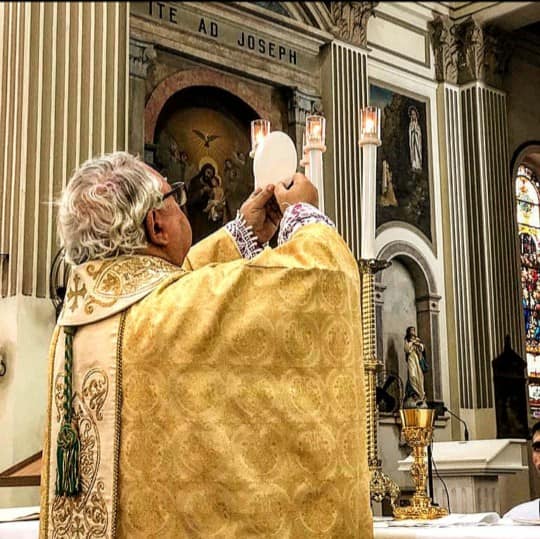 Bispo preside Missa dos Santos Óleos restrito a sacerdotes do Governo Diocesano