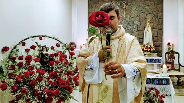 Pe. Max se emociona ao celebrar Missa de Santa Rita sem fiéis