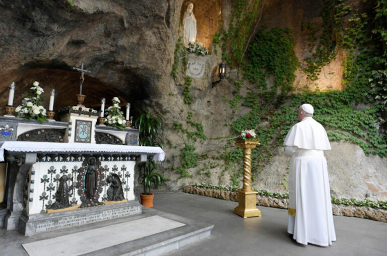 Papa confia humanidade à proteção divina durante Oração do Terço