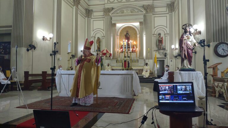 Bispo de Campos orienta padres e fiéis sobre a Missa sem povo