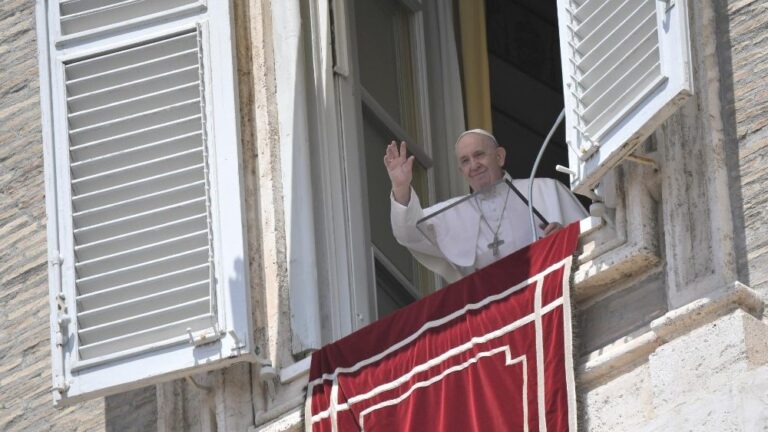 O Papa: a Trindade é Amor a serviço do mundo, que quer salvar e recriar