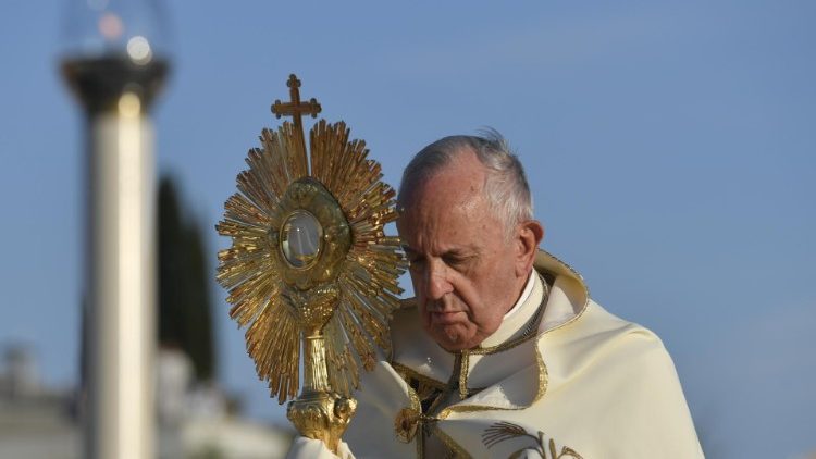 Papa celebra missa de Corpus Christi na Basílica de São Pedro no domingo, dia 14