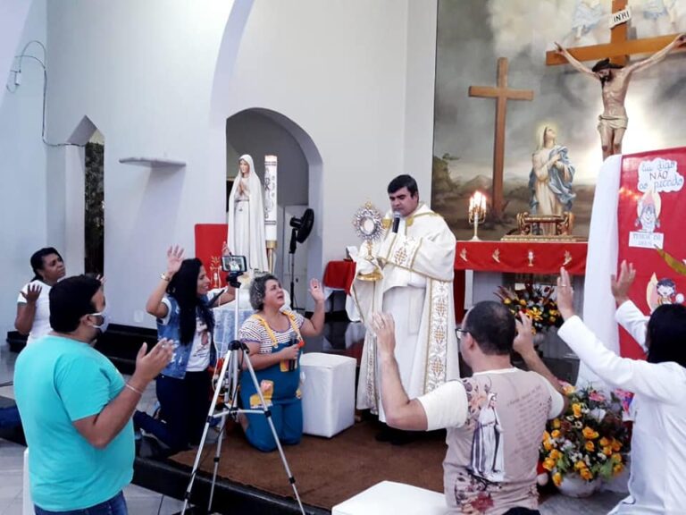 Pe. Maxiliano Barreto prepara estratégias para as missas presenciais em Italva