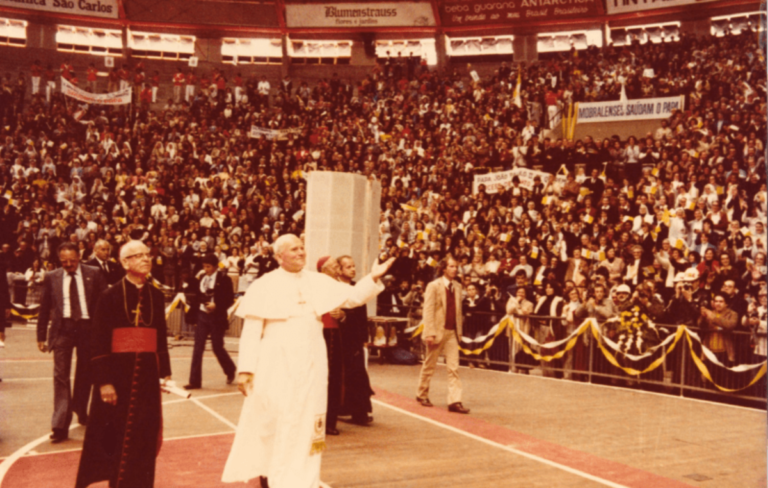 Na memória da primeira visita de João Paulo II ao Brasil, várias histórias são lembradas