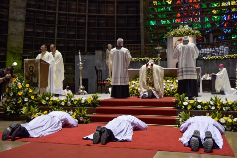 Seminaristas são ordenados diáconos na Catedral do Rio