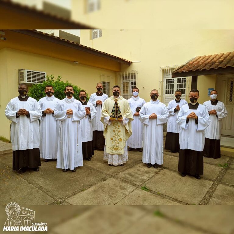Seminário Diocesano de Campos celebra Nossa Senhora Aparecida com Missa Solene na casa de formação