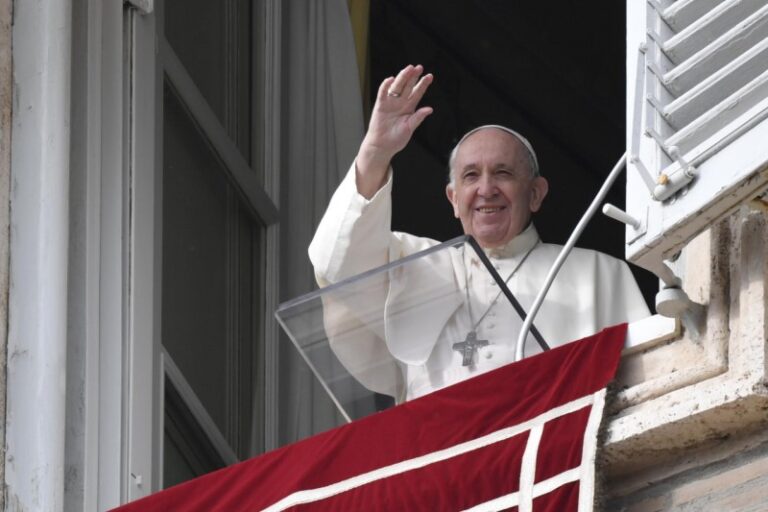 O Papa na intenção de dezembro: rezando, mudamos a realidade e nossos corações