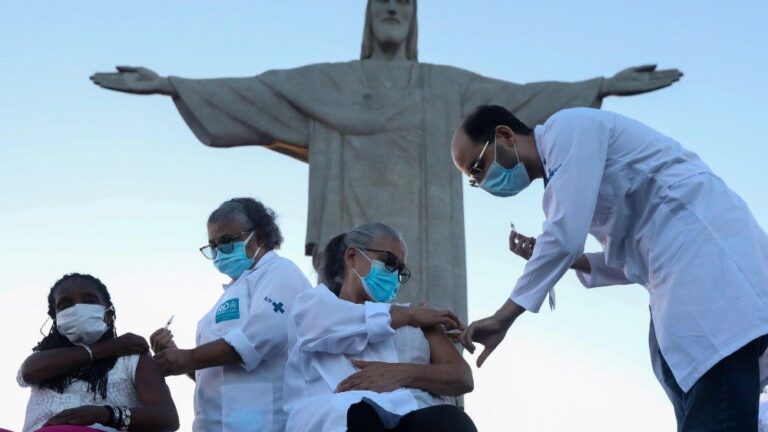 Rio de Janeiro começa vacinação contra o Covid 19 aos pés do Cristo Redentor