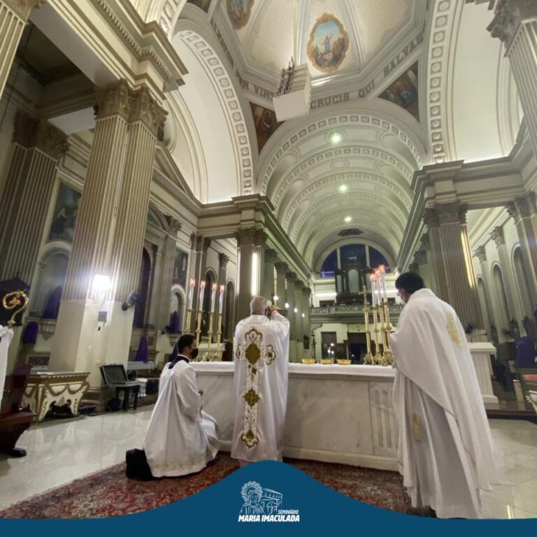 “Há três aspectos que estão ligados: Eucaristia, sacerdócio e serviço”, afirma Dom Roberto durante Missa da Ceia do Senhor, na Catedral Diocesana