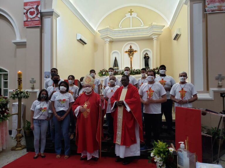 Jovens recebem Sacramento do Crisma na Quase-Paróquia Santa Rita de Cássia