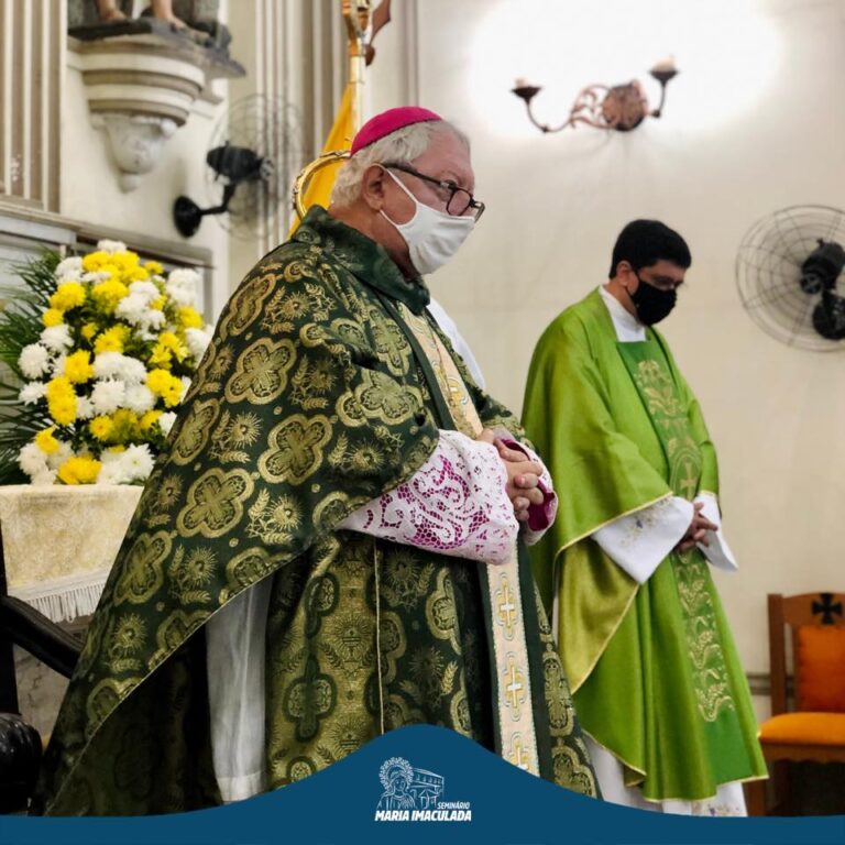 Dom Roberto Francisco celebra aniversário natalício com Missa na Catedral Diocesana