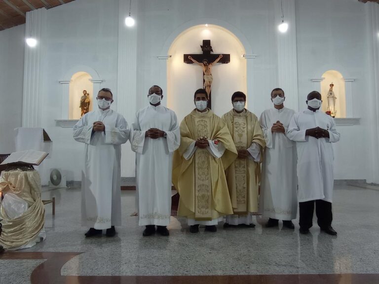 Monsenhor Leandro Diniz institui seis leitores para duas paróquias da Diocese de Campos