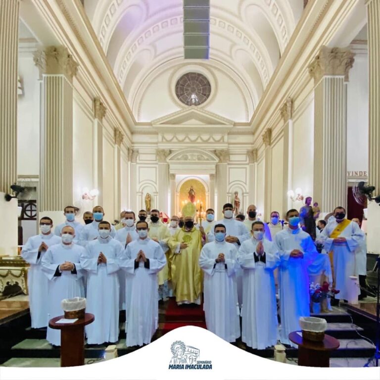 Seminaristas de Campos recebem o Ministério de Leitor e Acólito na Catedral do Santíssimo Salvador