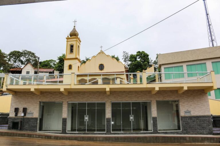 Homenagem: Paróquia de Varre-Sai inaugura Tribuna Dom Carlos Alberto Navarro