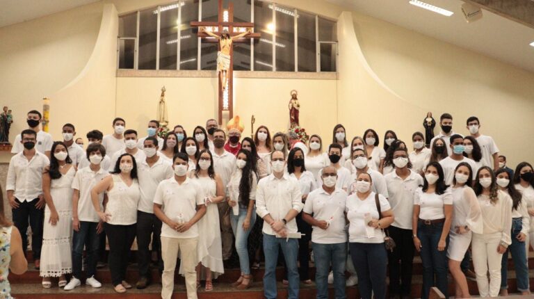 Jovens recebem o Sacramento da Crisma na Paróquia Sagrado Coração de Jesus em Campos