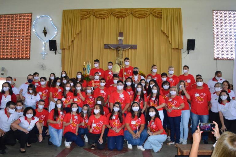 Bispo de Campos confere o Sacramento da Crisma a jovens de Goitacazes e Bom Jesus do Itabapoana