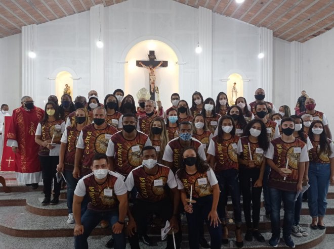 Jovens recebem Sacramento da Crisma na Paróquia São Vicente