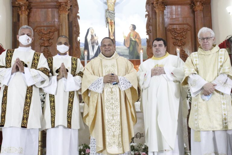 Fiéis da Paróquia Santo Antônio de Campos celebram aniversário sacerdotal de Pe. Wallace