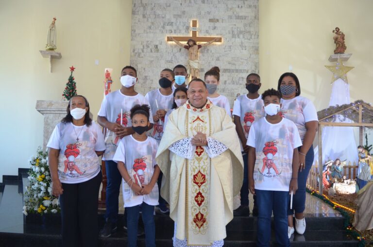 Capela São Pedro: Oito crianças recebem a Primeira Comunhão no Parque Presidente Vargas