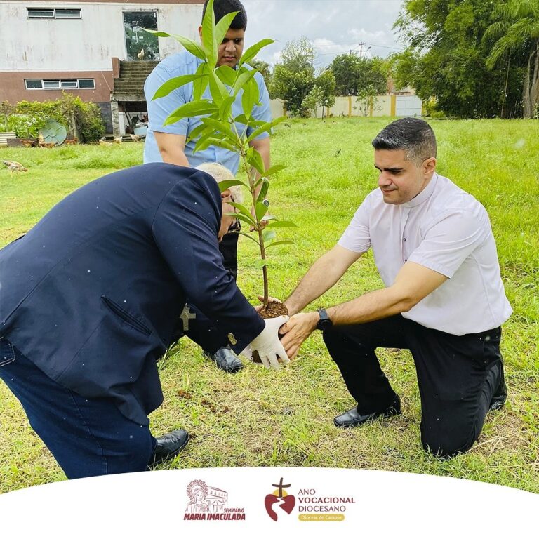 Seminário Diocesano de Campos inicia plantio de árvores frutíferas