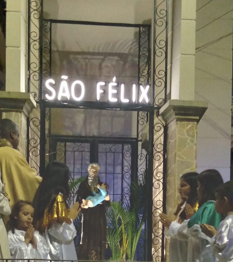 Comunidade de Santo Antônio de Pádua inaugura gruta de São Félix