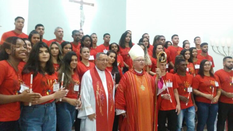 Crisma: adolescentes e jovens e adultos receberam sacramento em Itaperuna