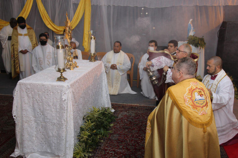Procissão de Corpus Christi reúne multidão de fiéis em Campos